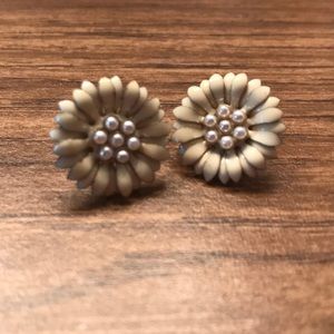 Daisy pearl studs
